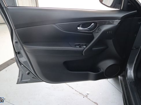 Used 2020 Nissan Rogue SV w/ Premium Package image 14