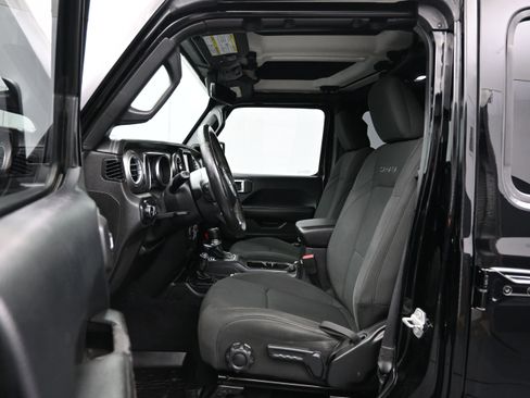 Used 2018 Jeep Wrangler Unlimited Sahara AWD/4WD image 9