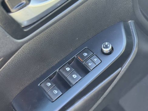 Used 2019 Toyota Highlander SE FWD image 18