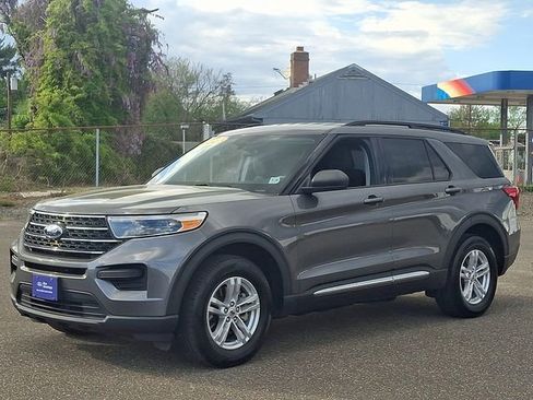 Certified 2023 Ford Explorer XLT AWD/4WD image 3