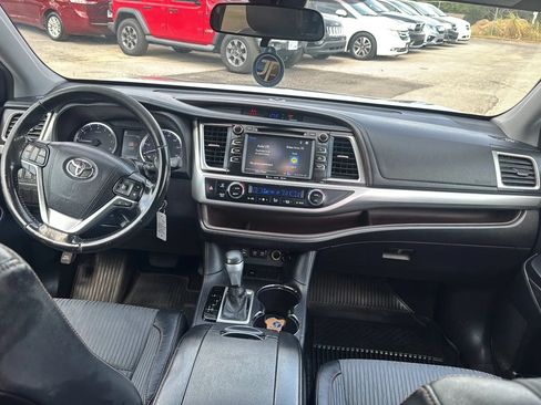Used 2017 Toyota Highlander Plus FWD image 9