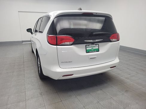 Used 2023 Chrysler Voyager LX FWD image 6