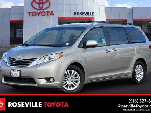 Used 2017 Toyota Sienna XLE Premium image 1