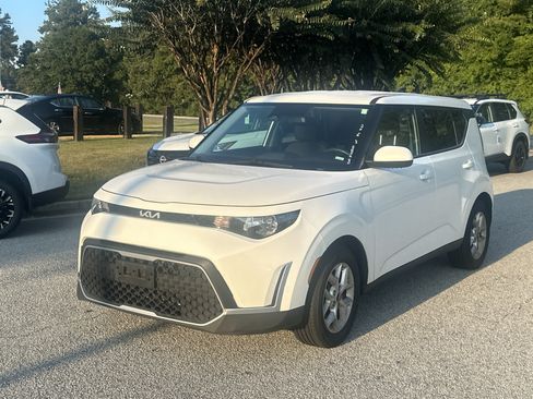 Used 2024 Kia Soul LX w/ Option Group 015 FWD image 1
