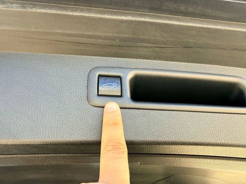 Used 2020 Toyota Highlander XLE image 15