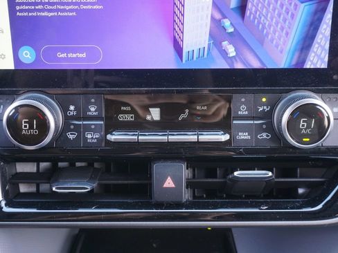 Used 2023 Toyota Highlander XLE AWD/4WD image 12