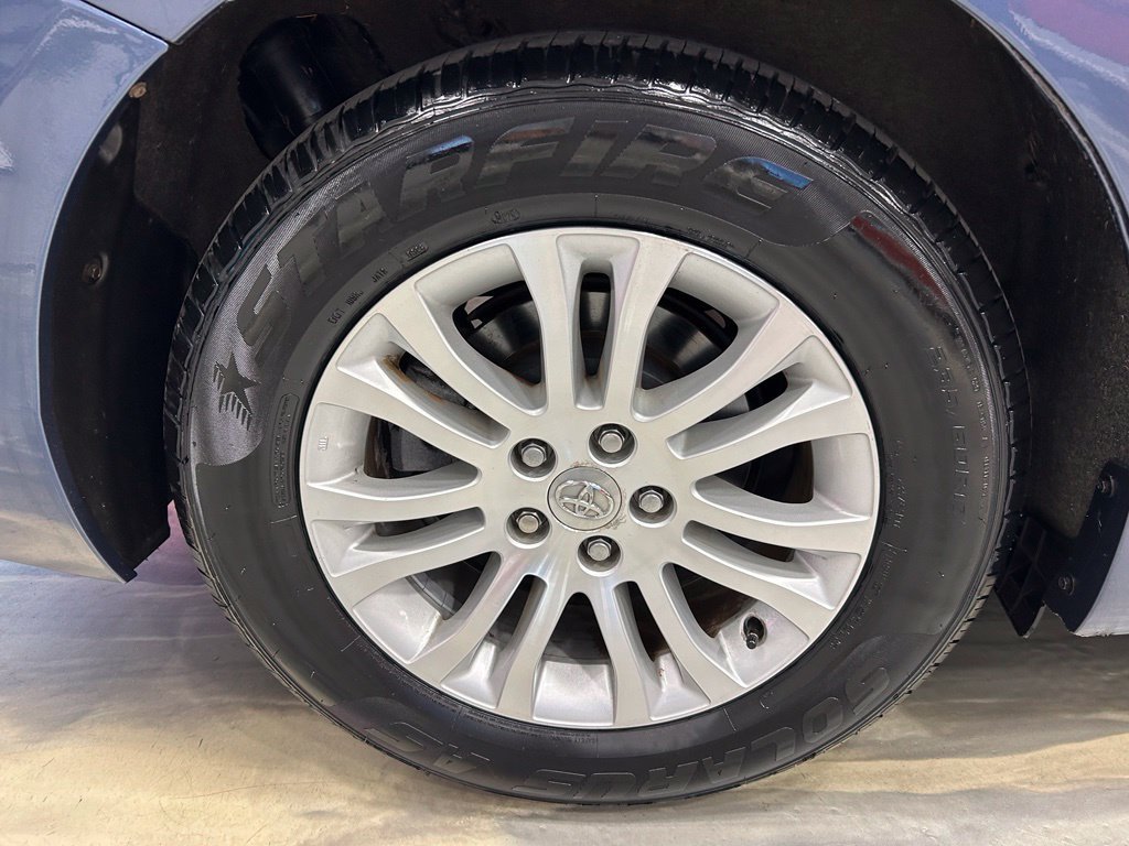 Used 2015 Toyota Sienna XLE FWD image 25