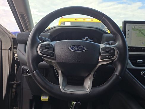Used 2025 Ford Explorer Active AWD/4WD image 12