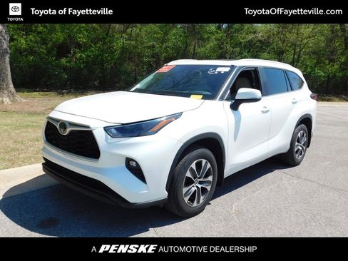 Used 2024 Toyota Highlander XLE image 1