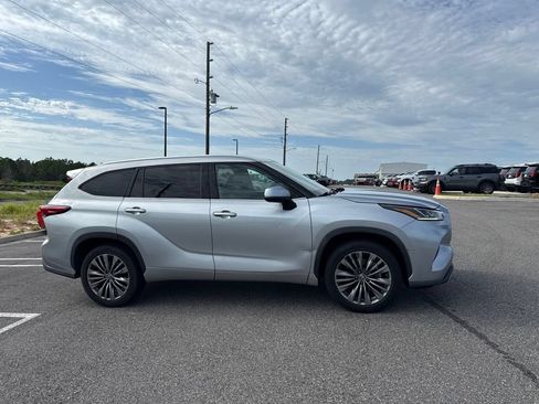 Used 2021 Toyota Highlander Platinum FWD image 1