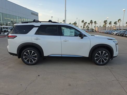 New 2026 Nissan Pathfinder Platinum FWD image 8