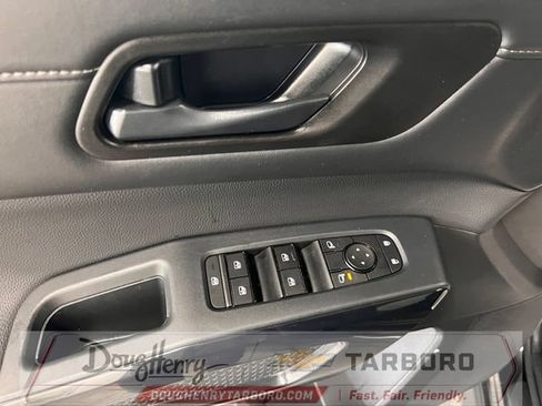 Used 2025 Nissan Pathfinder SV FWD image 27