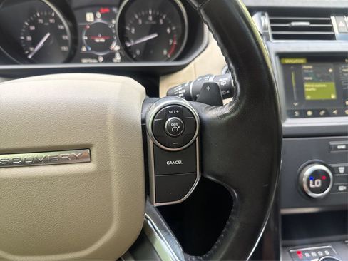 Used 2018 Land Rover Discovery SE image 43