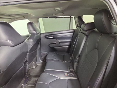 Used 2021 Toyota Highlander XLE AWD/4WD image 15