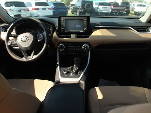 Used 2021 Toyota RAV4 LE AWD/4WD image 20