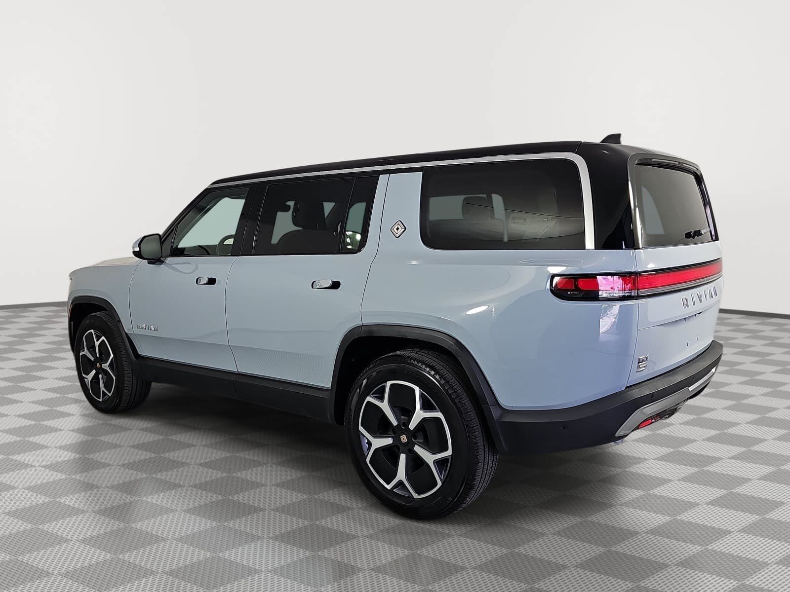 Used 2024 Rivian R1S Adventure Dual AWD/4WD image 6