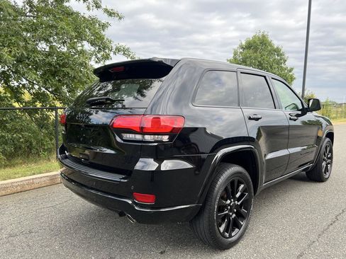 Used 2017 Jeep Grand Cherokee Altitude AWD/4WD image 4