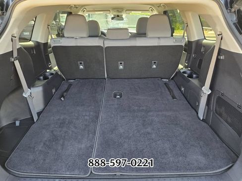 Used 2021 Toyota Highlander LE FWD image 16