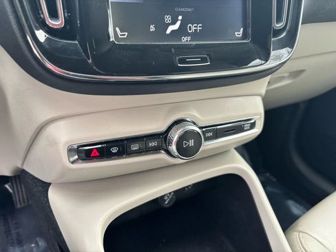 Used 2019 Volvo XC40 T5 Momentum image 26