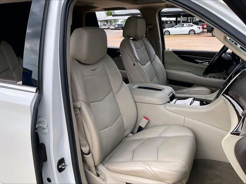 Used 2017 Cadillac Escalade Luxury RWD image 9