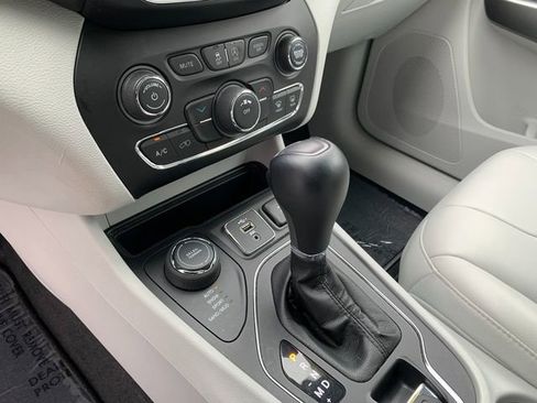 Used 2020 Jeep Cherokee Latitude Plus image 22