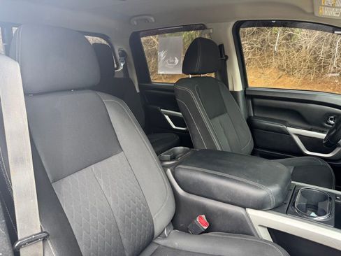 Used 2018 Nissan Titan SV w/ SV Convenience Package image 13