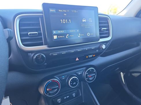 Used 2025 Hyundai Venue SE image 19