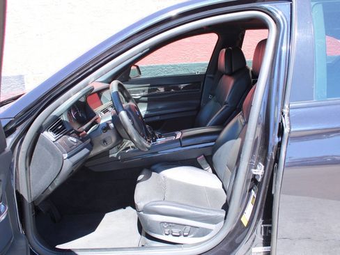 Used 2011 BMW 750i RWD image 10