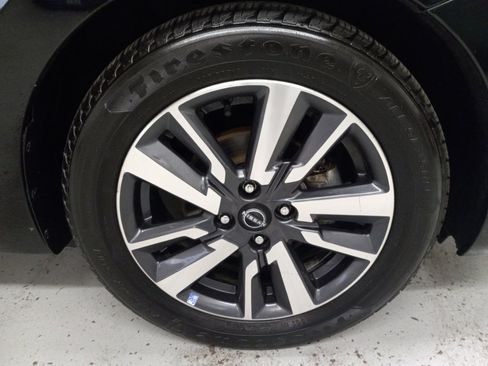 Used 2023 Nissan Versa SV image 4