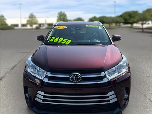 Used 2019 Toyota Highlander SE image 2