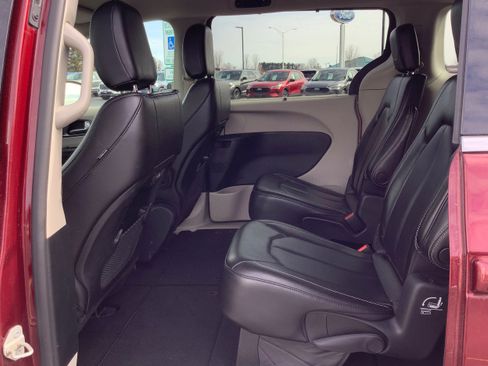 Used 2023 Chrysler Pacifica Touring-L image 10