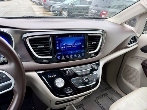 Used 2017 Chrysler Pacifica Touring-L FWD image 27