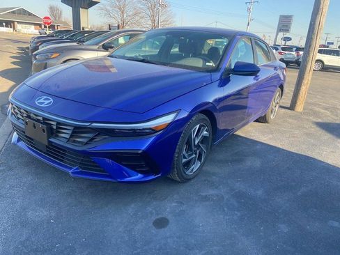 Used 2025 Hyundai Elantra SEL image 3