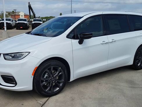 New 2026 Chrysler Pacifica Select FWD image 4