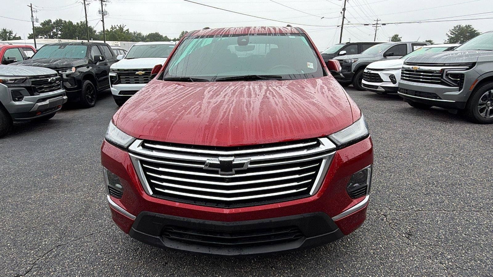 Used 2023 Chevrolet Traverse Premier FWD image 2