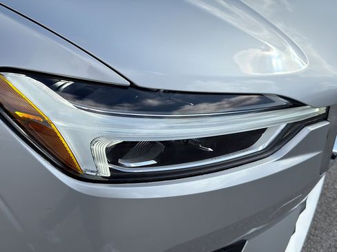 Used 2019 Volvo XC60 T5 Momentum w/ Premium Package FWD image 33
