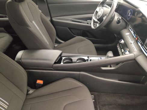 Used 2025 Hyundai Elantra SEL image 21