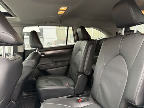 Used 2024 Toyota Highlander Limited image 32
