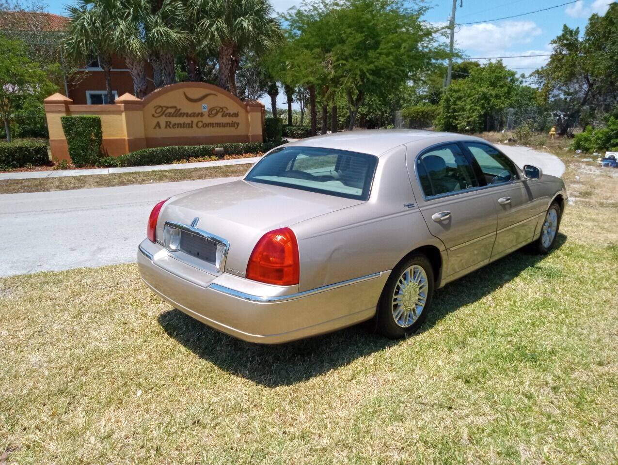 Used 2006 Lincoln Town Car Signature Limited RWD image 5