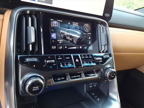 Used 2024 Lexus LX 600 4WD w/ Luxury Package image 18