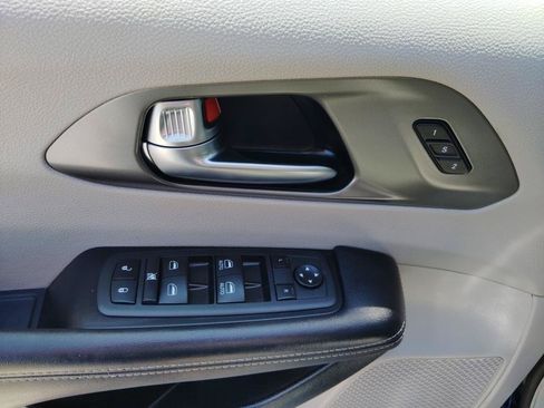 Used 2022 Chrysler Pacifica Touring-L FWD image 12