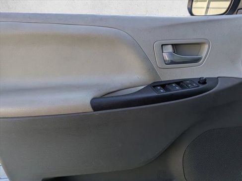 Used 2015 Toyota Sienna LE image 8