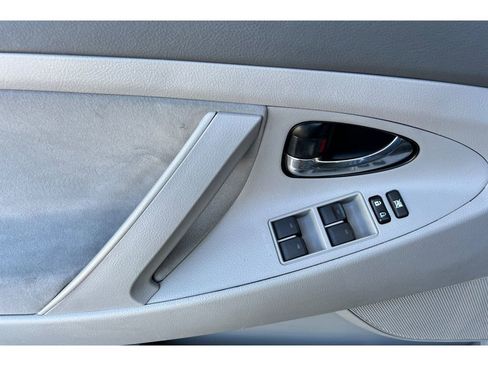 Used 2011 Toyota Camry LE image 13