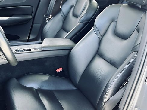 Used 2019 Volvo XC60 T5 Momentum w/ Multimedia Package image 4