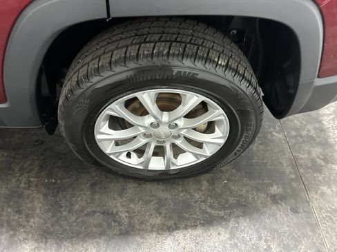 Used 2019 Jeep Cherokee Latitude w/ Cold Weather Group FWD image 19