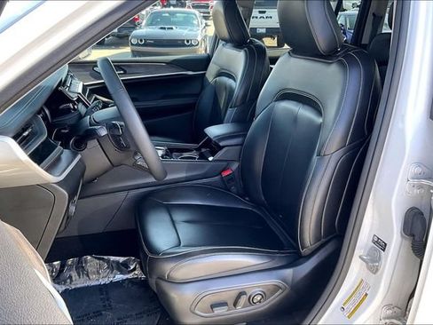 Used 2023 Jeep Grand Cherokee Limited w/ Black Appearance Package AWD/4WD image 24
