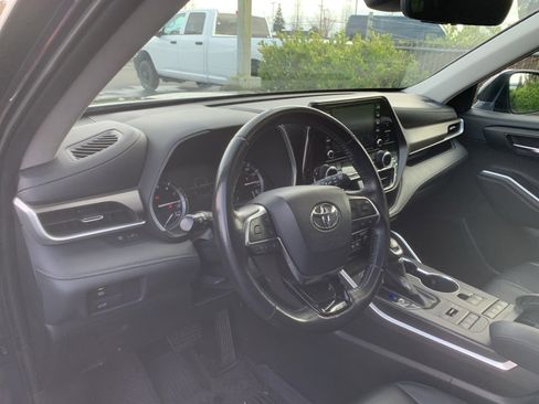 Used 2020 Toyota Highlander XLE image 11