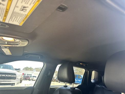 Used 2025 Jeep Compass Latitude image 32