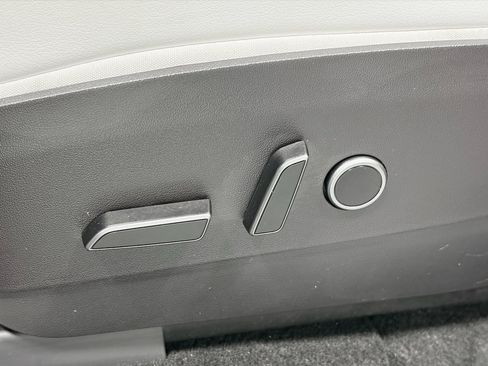 Used 2022 Tesla Model Y Long Range image 6