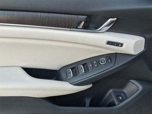 Used 2019 Honda Accord Touring image 12